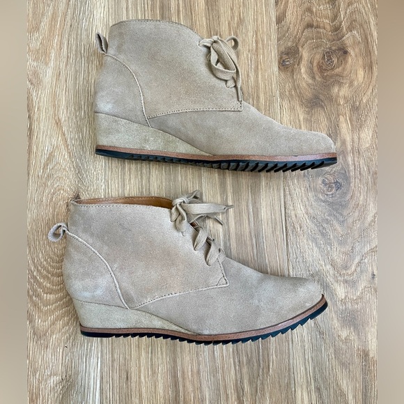 Susina Reid Sand SuedeWedge Lace Up Ankle Boots  Sz 8.5  EUC - Picture 3 of 7